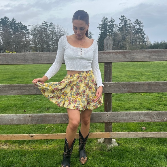 MOSSIMO SUPPLY CO YELLOW FLORAL RUFFLE SKIRT SIZE XSM - Picture 2 of 8